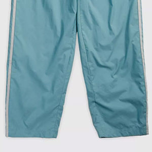 Pantalon de survêtement unisexe personnalisé en nylon bleu sarcelle à rayures latérales, coupe large, coupe-vent, style streetwear, pour le sport - Product Image 3