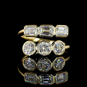 Anillo de compromiso personalizado con diamante esmeralda de corte redondo cultivado en laboratorio, engaste de tres piedras en bisel, en oro de 10K, 14K, 18K, plata 925, 935 - Product Image 1