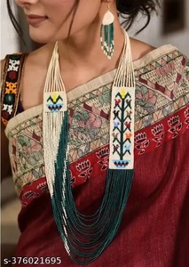 Conjunto de Joyería Artesanal con Collar y Aretes, Coloridos y Personalizables, Estilo Festivo, Espíritu Gitano, Hechos a Mano con Semillas de Arcoíris - Product Image 3