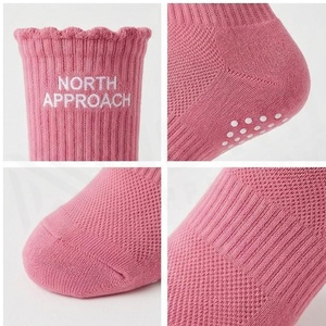 ถุงเท้าโยคะกันลื่นสำหรับผู้ใหญ่ รุ่น North Approach สีชมพู สำหรับฤดูใบไม้ผลิ - Product Image 4