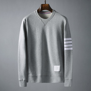 เสื้อสเวตเชิ้ตผู้ชายผ้าคอตตอนเทอร์รี่ ระบายอากาศได้ดี เป็นมิตรกับสิ่งแวดล้อม คอกลม แขนยาว ทรงหลวม ลายทางสี่เส้น เหมาะสำหรับเล่นกีฬาในฤดูหนาว - Product Image 6