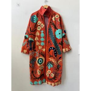 Camisón de Terciopelo Bordado a Mano de Alta Calidad, Estilo Suzani, Elegante Abrigo Bohemio, Prenda Floral Bohemia Uzbeka, Regalo para Ella - Product Image 4