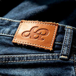 Étiquette en cuir gaufré personnalisée avec logo pour vêtements et habillement, durable, à coudre, style décontracté, couleur jaune clair - Product Image 1