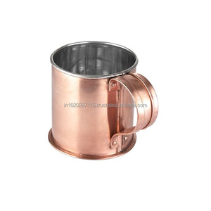 Tasses en cuivre magnifiquement conçues avec une finition lisse et des poignées incurvées idéales pour les cadeaux et la décoration de bar à la maison - Product Image 5