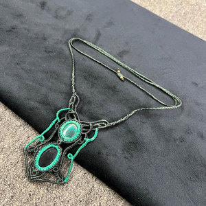 Collar con Colgante de Macramé Hecho a Mano con Malaquita, Cordón Rojo, Piedra de Malaquita Verde, Gema Natural, Joyería de Cristal Curativa Estilo Boho - Product Image 1