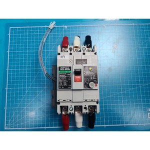 Disjoncteur en boîtier moulé Fuji SG103C, utilisé comme pièce détachée pour équipement semi-conducteur d'époque - Product Image 2