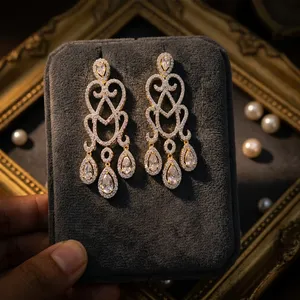 Ensemble de boucles d'oreilles clous en zircon doré étincelant, plaqué or, bijoux tendance pour femmes, à porter en soirée - Product Image 1