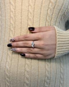 Elegante Anillo Toi et Moi de Dos Piedras con Esmeralda y Diamantes Simulados de Corte Pera en Banda de Plata Pulida para Mujer, Talla Siete - Product Image 3