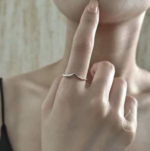 Bague minimaliste en V en argent sterling, bague chevron en argent sterling, bague empilable délicate en argent sterling - Product Image 4