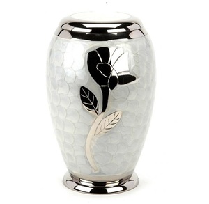 Urna Funeraria de Metal para Cenizas de Adultos, Estilo Americano/Europeo, con Grabado de Flor Blanca en Latón Pulido - Product Image 2