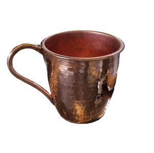 Mug en cuivre martelé fait main, design vintage avec poignée, pour servir des cocktails thématiques ou comme tasse à thé en métal - Product Image 1