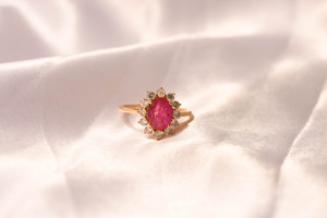 Bague Halo en or jaune massif 18 carats avec rubis rouge naturel et diamants – Bande de pierres précieuses ovales en grappe – Pierre de naissance de luxe pour le mois de juillet - Product Image 4