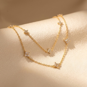 Collier superposé à double rangée de fleurs avec des grappes de diamants de laboratoire à coupe ronde à quatre pétales et deux colliers bruts en or - Product Image 1