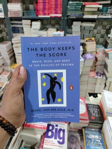 ร่างกายรักษาสมดุลได้ด้วยตัวเอง โดย เบสเซล แวน เดอร์ คอลค์ หนังสือคู่มือสุขภาพจิตฉบับพิมพ์ปกอ่อนภาษาอังกฤษ - Product Image 1