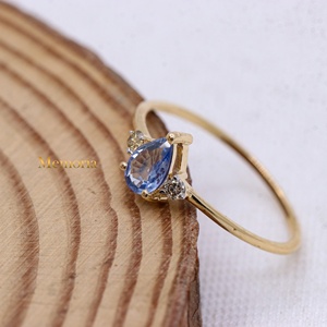 Bague de fiançailles en or jaune massif 14 carats avec saphir bleu naturel taille poire et accent de diamant, 3 pierres, Memoria Jewels, vente en gros - Product Image 4
