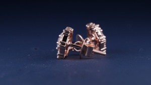 Boucles d'oreilles de luxe en or massif 14 carats avec diamants de laboratoire, design classique taille brillant, pour un style quotidien et une touche de mode. - Product Image 6