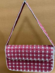 Sac bandoulière rectangulaire à rabat en perles de verre à carreaux rouges et blancs fait main avec sangle MS Handicraft Ms-wc-001 - Product Image 2