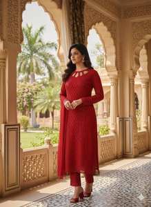 Ensemble Kurti et pantalon brodés rouges avec dupatta |   Costume ethnique indien pour femmes, richement orné de paillettes, pour les occasions de fête - Product Image 3