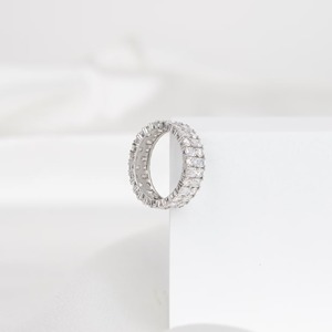 แหวนเพชรทรงเอเมอรัลด์คัทเพาะเลี้ยงในห้องปฏิบัติการ แบบ Eternity Band สำหรับงานแต่งงาน ทองคำแท้ 14K ความกว้าง 5.7 มม. รับรองโดย IGI ผลิตอย่างยั่งยืนสำหรับเจ้าสาว - Product Image 5