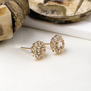 Pendientes de Oro Amarillo de 14k con Morganita Natural Redonda y Halo Floral de Diamantes, Joyas Memoria, Venta al Por Mayor - Product Image 3