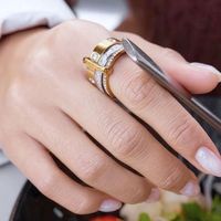 Vente en gros d'anneaux en acier inoxydable plaqué or 18 carats avec zircon superposé pour boutique