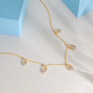 สร้อยคอ Five Charm Shield Diamond Station ดีไซน์ทรงเรขาคณิตแบบลอยตัว - Product Image 3