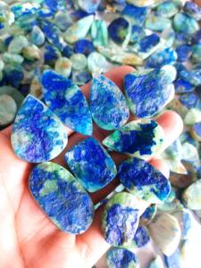 Azurita natural de primera calidad, drusa, mezcla de tamaños y formas, piedras preciosas sueltas, cabujones de azurita para la fabricación de joyas. - Product Image 3