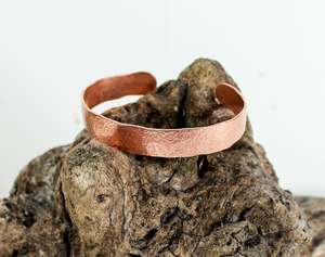 Brazalete de cobre martillado, sin plomo ni níquel, texturizado, forjado a mano. - Product Image 4