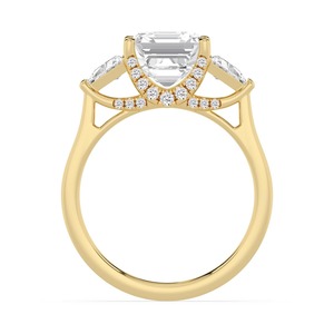 Un elegante símbolo de compromiso en oro rosa con diamante de laboratorio Asscher en el centro y detalles laterales triangulares largos - Product Image 6