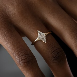 Bague de fiançailles en moissanite taille baguette conique VVS Diam, monture à griffes en argent S-925, bijoux géométriques classiques pour femme, troisième modèle - Product Image 3