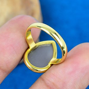 Bague tendance pour femme, en pierre de lune grise naturelle taille poire, sertie dans un cadre plaqué or 18 carats, faite à la main - Product Image 2