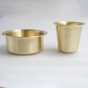 Ensemble de cafetière traditionnelle en laiton artisanal du sud de l'Inde, finition mate, pour offrir en cadeau et pour un usage domestique - Product Image 1