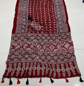 Sari de diseñador Arjakh de satén de viscosa y seda con estampado, pallu rico con trabajo de espejo original en toda la prenda, y blusa sin coser. - Product Image 1