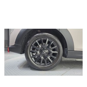 Mini Cooper 5 Puertas Clásico 2023/3 con Cámara Trasera, Asientos de Cuero, Volante a la Izquierda, 26,165 km - Product Image 5