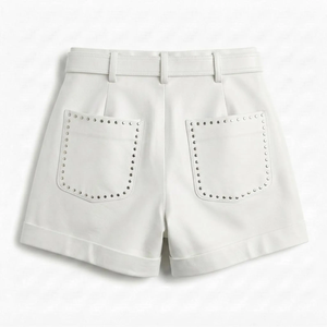 Shorts de cuero blanco de cintura alta con tachuelas, detalles de remaches y cierre de cinturón, estilo casual. - Product Image 6