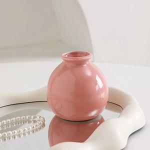 Vase à fleurs en céramique charmant avec finition rose blush brillante, forme ronde moderne, parfait pour une décoration de table élégante. - Product Image 3