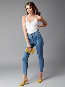 Vaqueros de mezclilla elásticos para mujer, corte de bota, cintura media, estilo vintage, con un toque de elegancia discreta. - Product Image 2