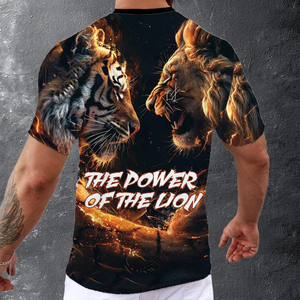 Camiseta de Sublimación 3D con Diseño de Batalla de Tigre vs León - Estampado Artístico de Animales para Hombre - Estilo Urbano con Gráfico de Fuego - "El Poder del León" - Product Image 2