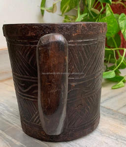 Taza penalizada para servir café té leche cerveza con tallado a mano en madera natural - Product Image 4