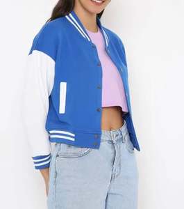 Chaqueta universitaria para mujer con estilo clásico tipo letterman, tela suave y diseño con broches frontales, ideal para moda urbana y uso diario. - Product Image 2