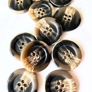 Boutons en corne de buffle noire personnalisés avec une teinte blanche naturelle de haute qualité authentique - Product Image 4