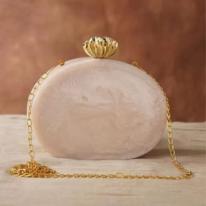 Pochette en résine écologique blanche faite à la main avec chaîne dorée pour mariage et Saint-Valentin - Product Image 1