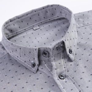 เสื้อเชิ้ตผู้ชายสีเทาลายจุด แขนยาว ผ้าฝ้ายป๊อปลิน 100% สไตล์สมาร์ทแคชชวล สำหรับใส่ในฤดูใบไม้ร่วง - Product Image 4