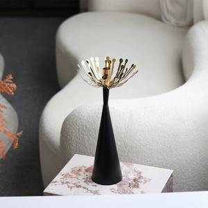 Support de bougie au sol moderne noir et or à motifs floraux, parfait pour la décoration intérieure, les halls d'hôtel et les décorations de mariage, provenant d'Inde. - Product Image 3