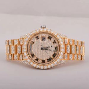 Montre-bracelet en or et diamants avec lunette ornée, cadran étincelant, chiffres romains, affichage du jour et de la date, artisanat élégant - Product Image 1
