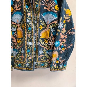 Veste matelassée en velours brodée à la main avec motif floral, col montant, manches longues, manteau décontracté d'hiver pour femme, design Ouzbek Suzani - Product Image 5