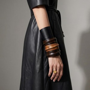 Bracelets en bois faits à la main pour femmes - Design sculpté, bijoux artisanaux tendance, polis, cadeau de mariage, occasions spéciales, bracelets à la mode - Product Image 6