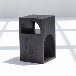 Mesa Auxiliar Arqueada Pintada en Negro Vandana Sierra Zenova, Diseño Moderno y Contemporáneo - Product Image 1