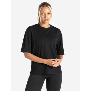 Camiseta informal extragrande negra para mujer con logotipo personalizado, manga corta, cuello redondo y 100% algodón orgánico, elegante camiseta para gimnasio y entrenamiento. - Product Image 6