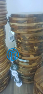 Planche à découper ronde en bois massif, style rustique et élégant, avec poignée intégrée, fabrication artisanale, pour la cuisine et le service. - Product Image 5